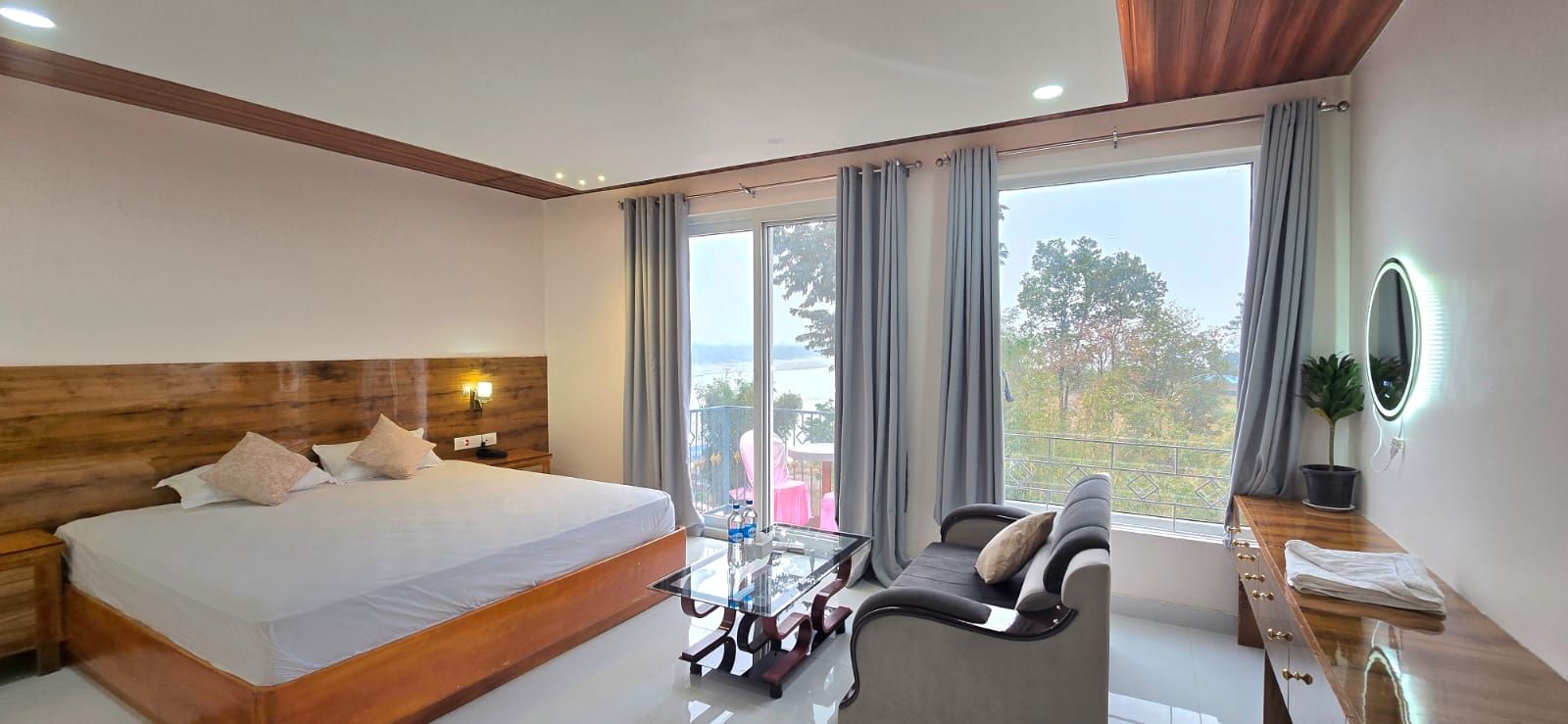 Deluxe room balcony single king size bed 